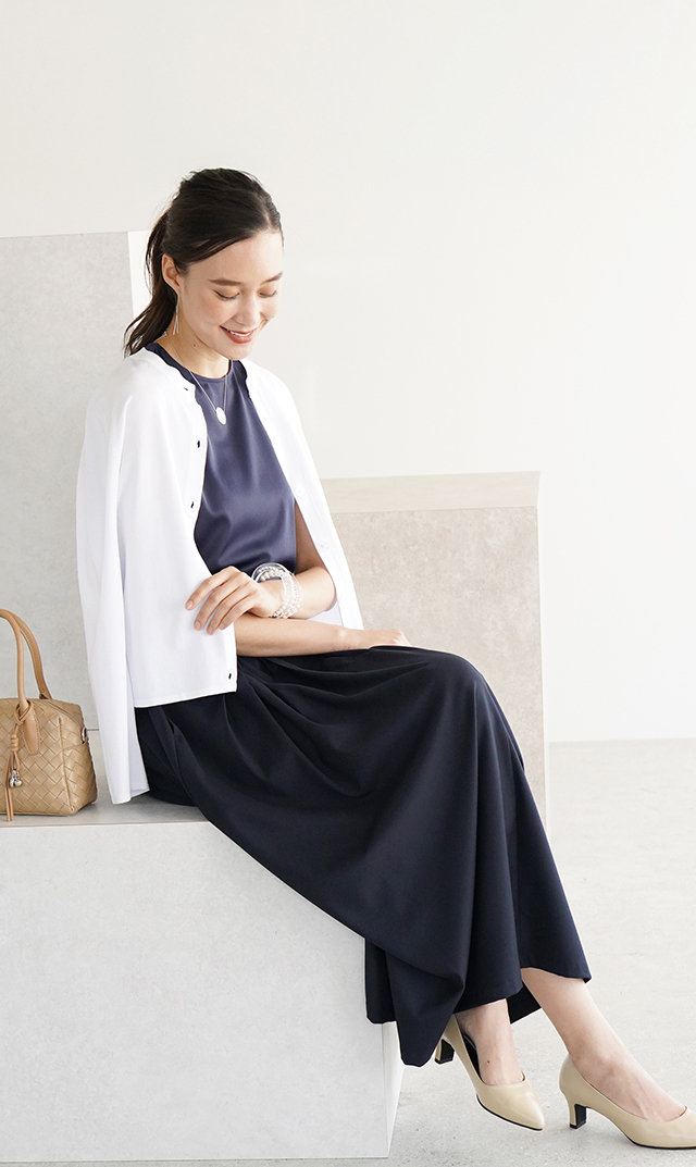 シワになりにくいタック付きフレアスカート紺