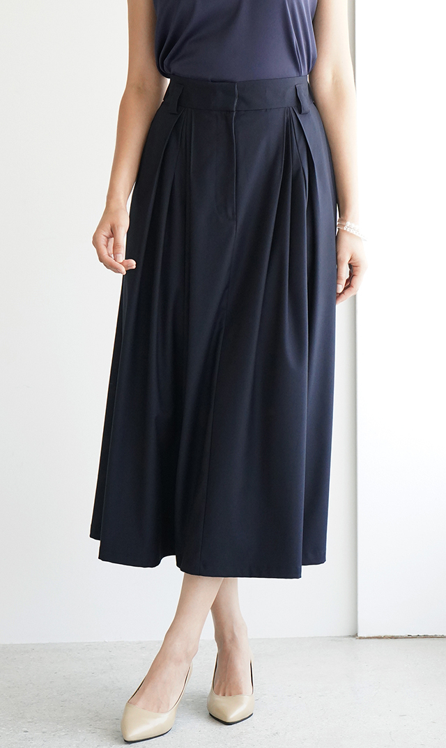 シワになりにくいタック付きフレアスカート紺