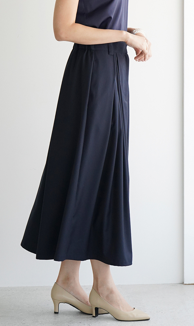シワになりにくいタック付きフレアスカート紺