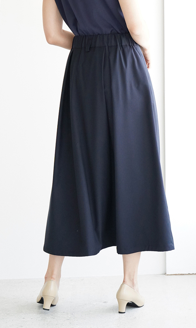 シワになりにくいタック付きフレアスカート紺