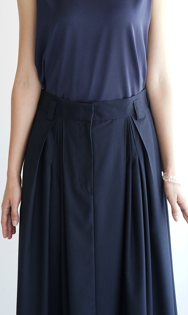 シワになりにくいタック付きフレアスカート紺