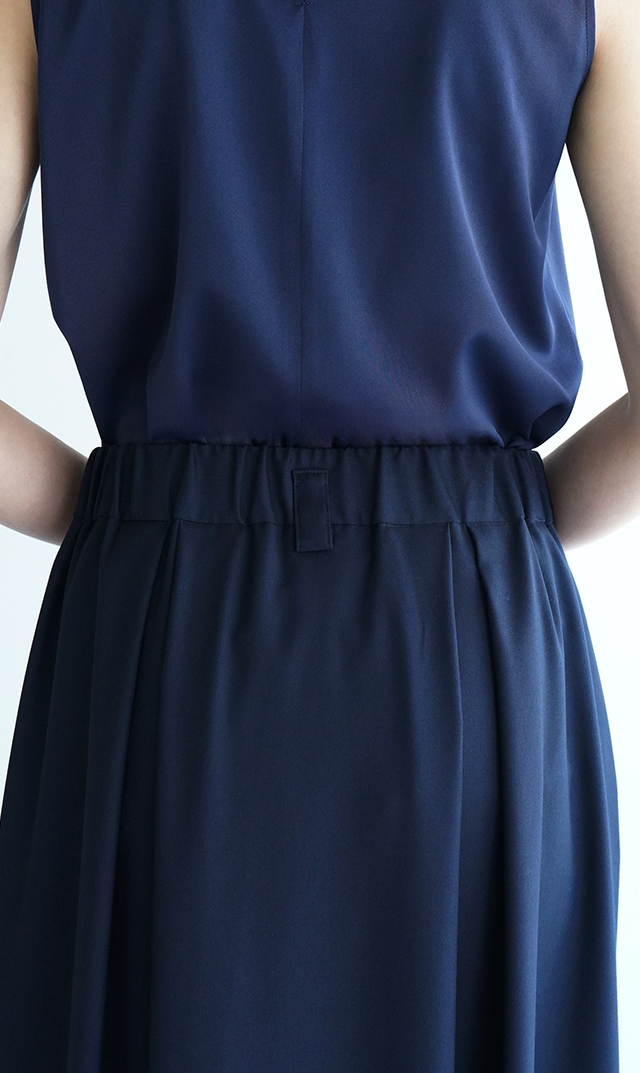 シワになりにくいタック付きフレアスカート紺