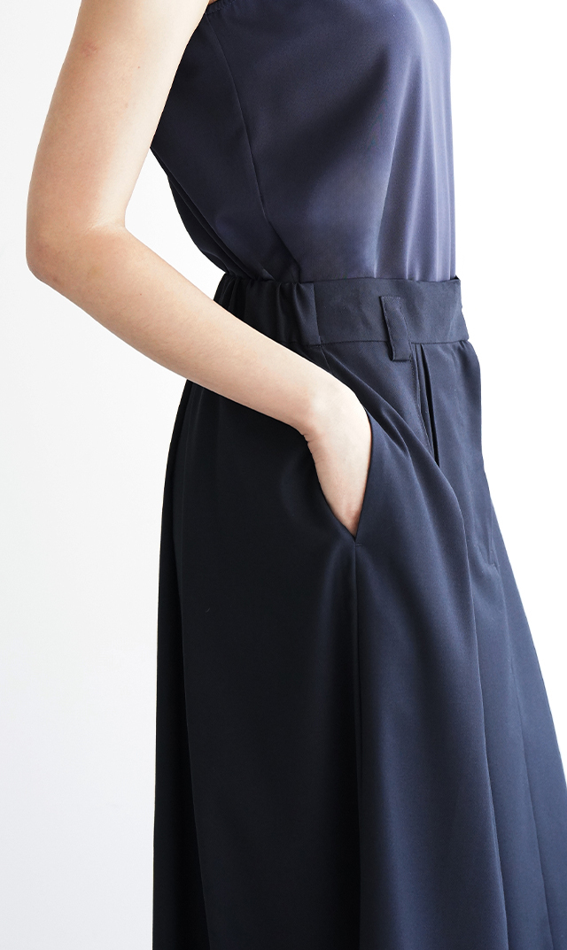 シワになりにくいタック付きフレアスカート紺