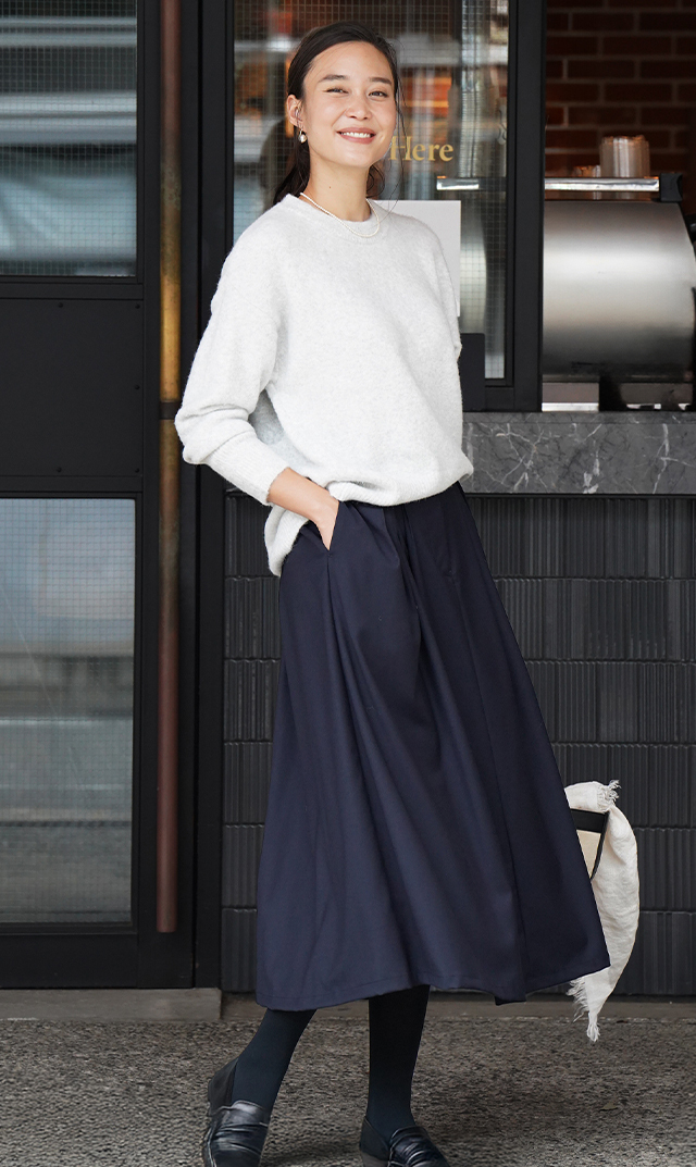 デザインタックが目を惹き、優雅に広がるフレアシルエットが大