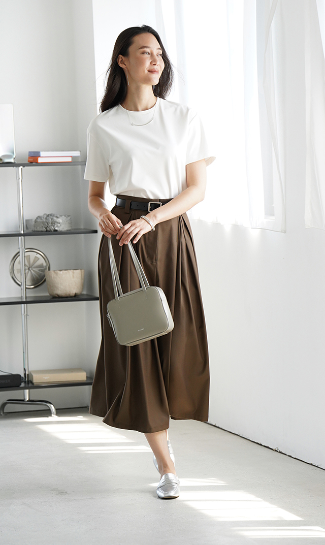 シワになりにくいタック付きフレアスカートオリーブ