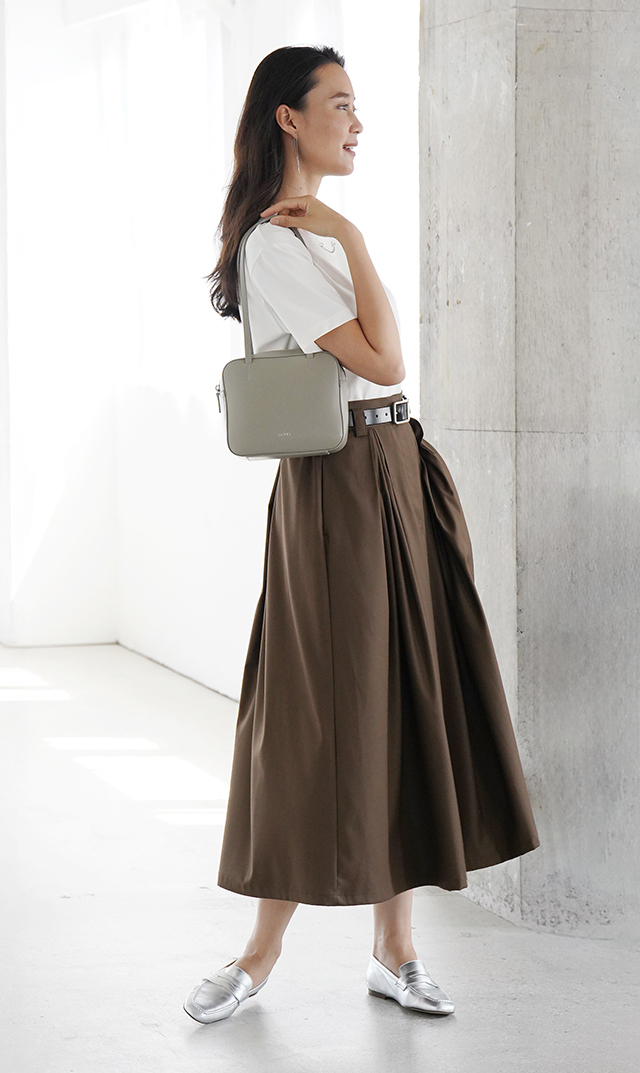 シワになりにくいタック付きフレアスカートオリーブ
