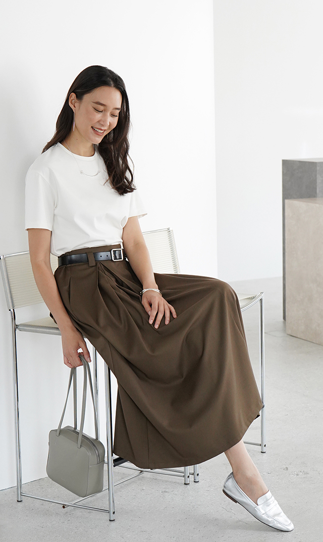 シワになりにくいタック付きフレアスカートオリーブ