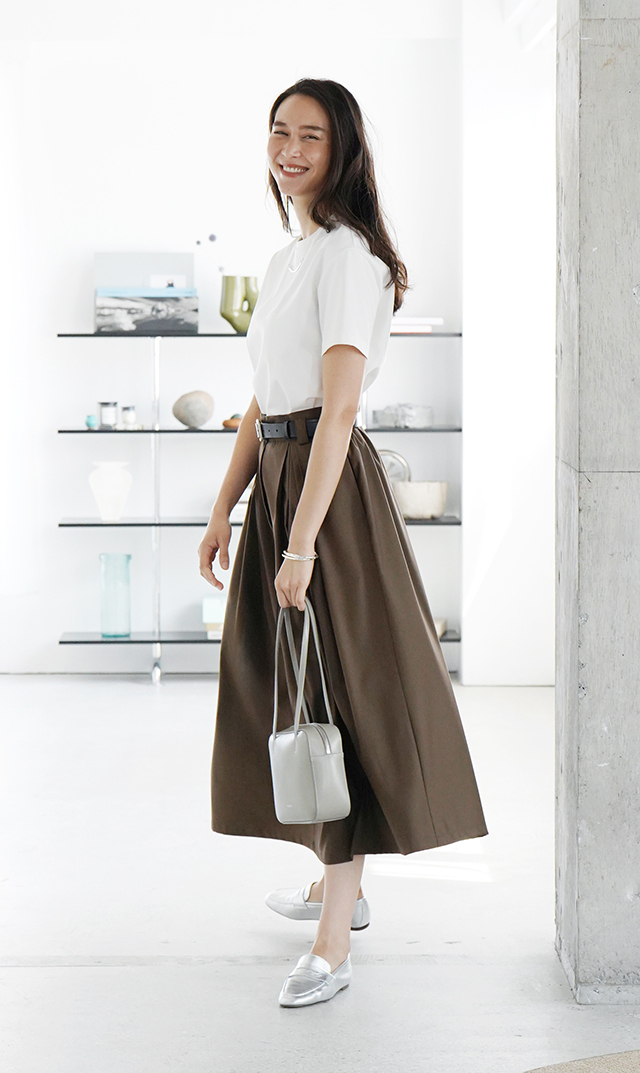 シワになりにくいタック付きフレアスカートオリーブ