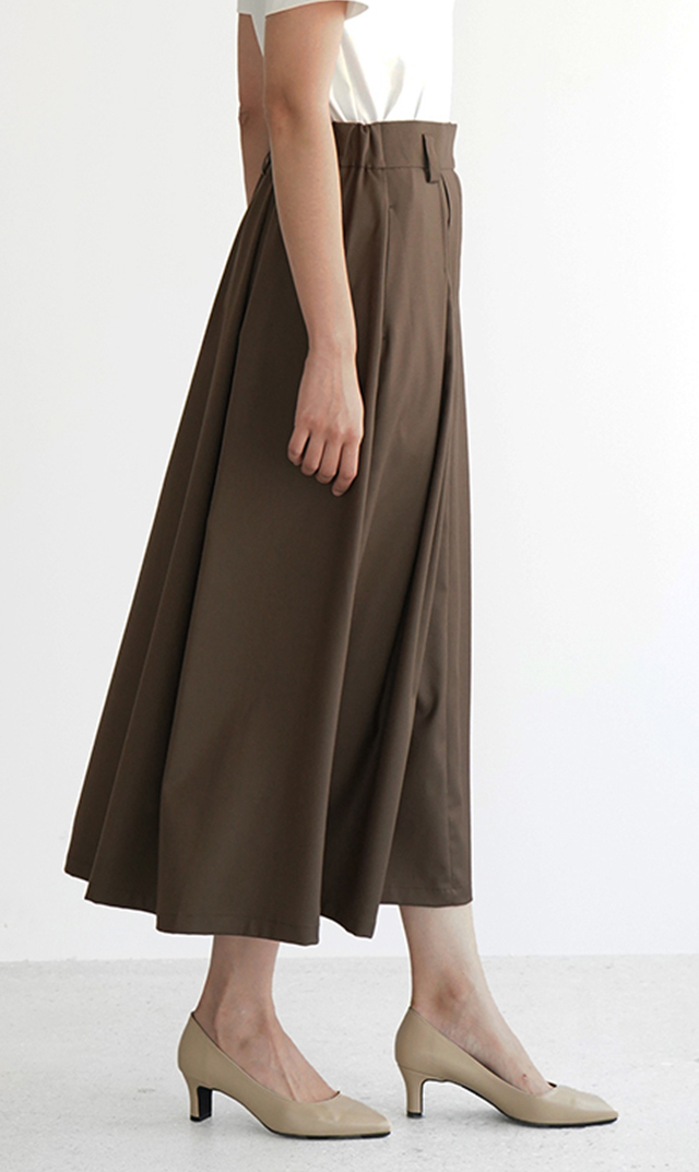 シワになりにくいタック付きフレアスカートオリーブ