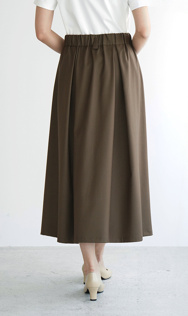 シワになりにくいタック付きフレアスカートオリーブ