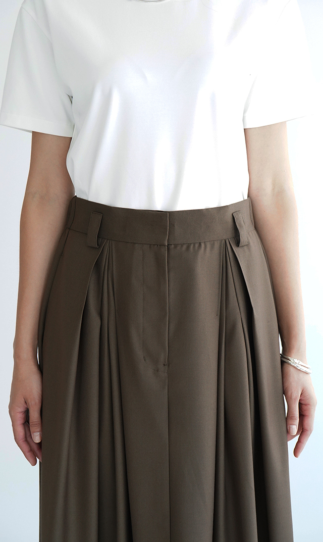シワになりにくいタック付きフレアスカートオリーブ