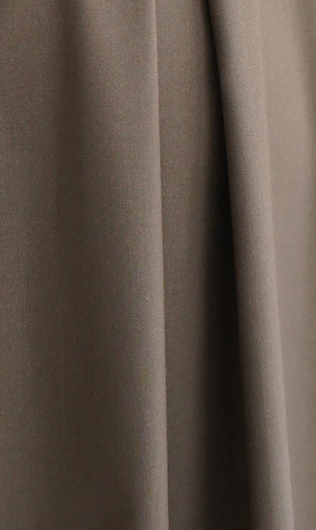 シワになりにくいタック付きフレアスカートオリーブ