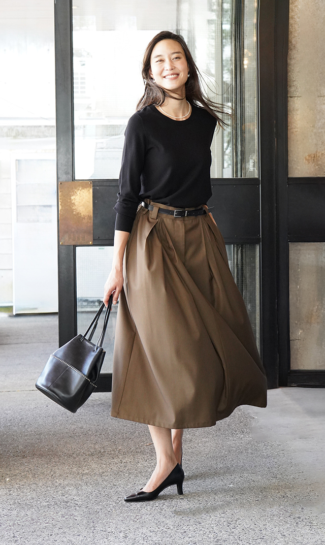 デザインタックが目を惹き、優雅に広がるフレアシルエットが大人心を