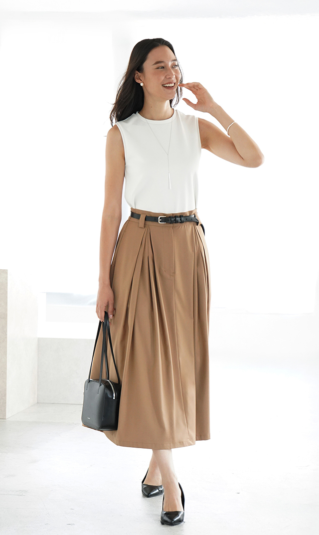 シワになりにくいタック付きフレアスカートベージュ