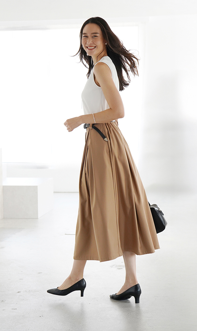 シワになりにくいタック付きフレアスカートベージュ