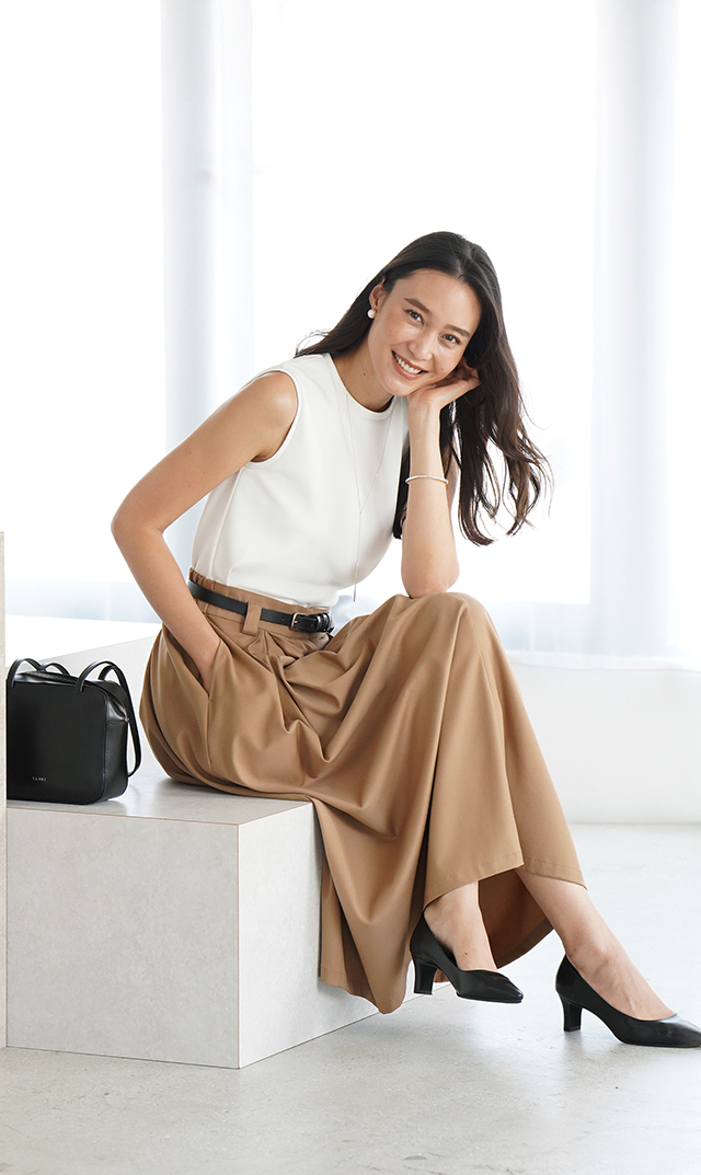 シワになりにくいタック付きフレアスカートベージュ