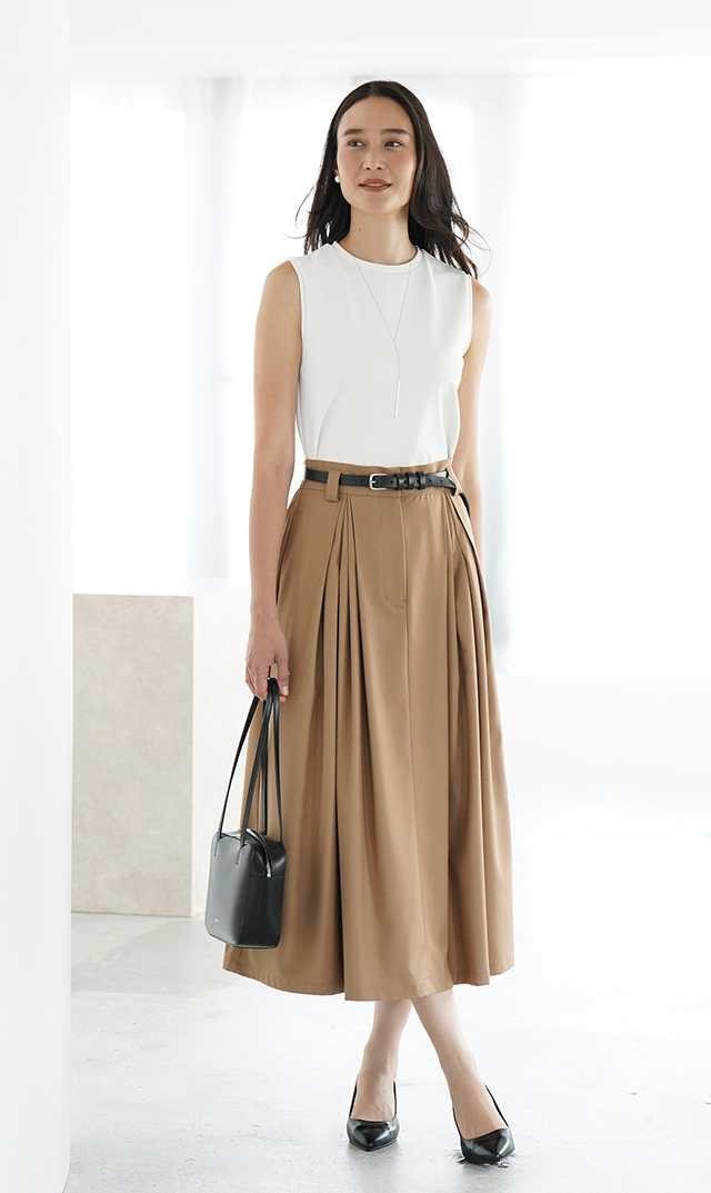 シワになりにくいタック付きフレアスカートベージュ
