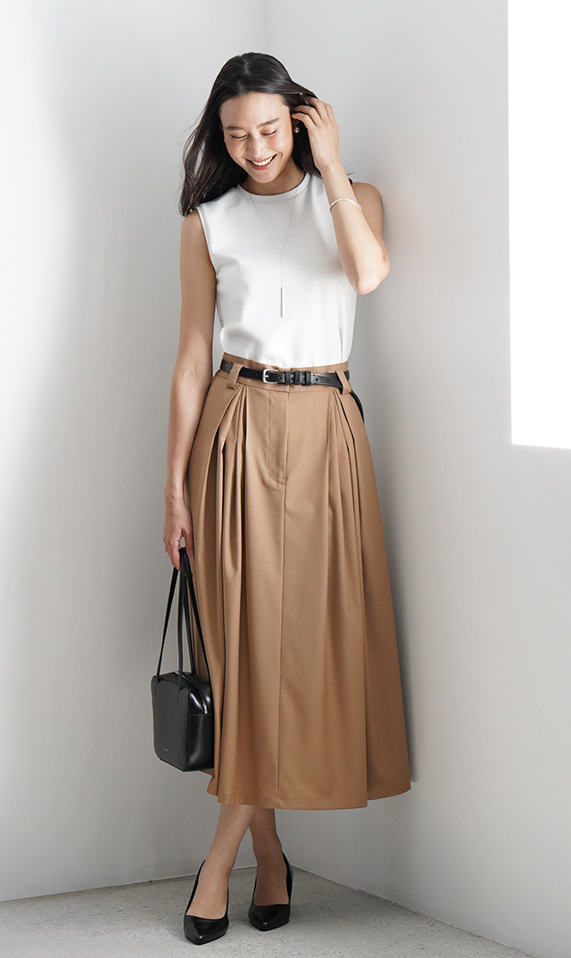 シワになりにくいタック付きフレアスカートベージュ