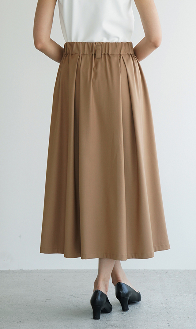 シワになりにくいタック付きフレアスカートベージュ