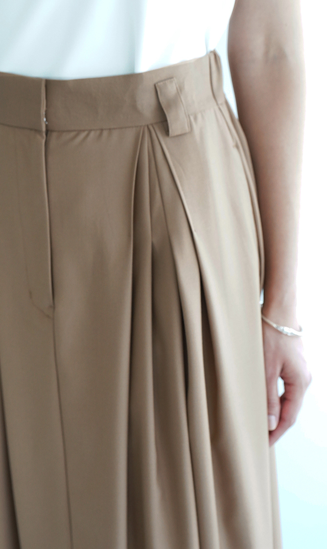 シワになりにくいタック付きフレアスカートベージュ