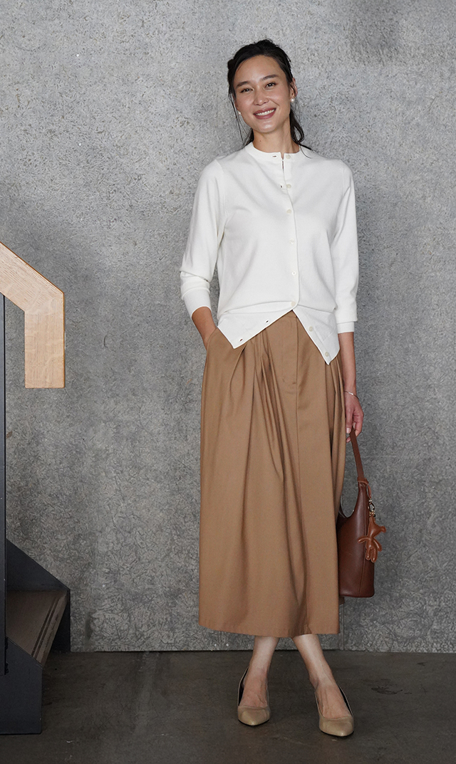 デザインタックが目を惹き、優雅に広がるフレアシルエットが大人心を