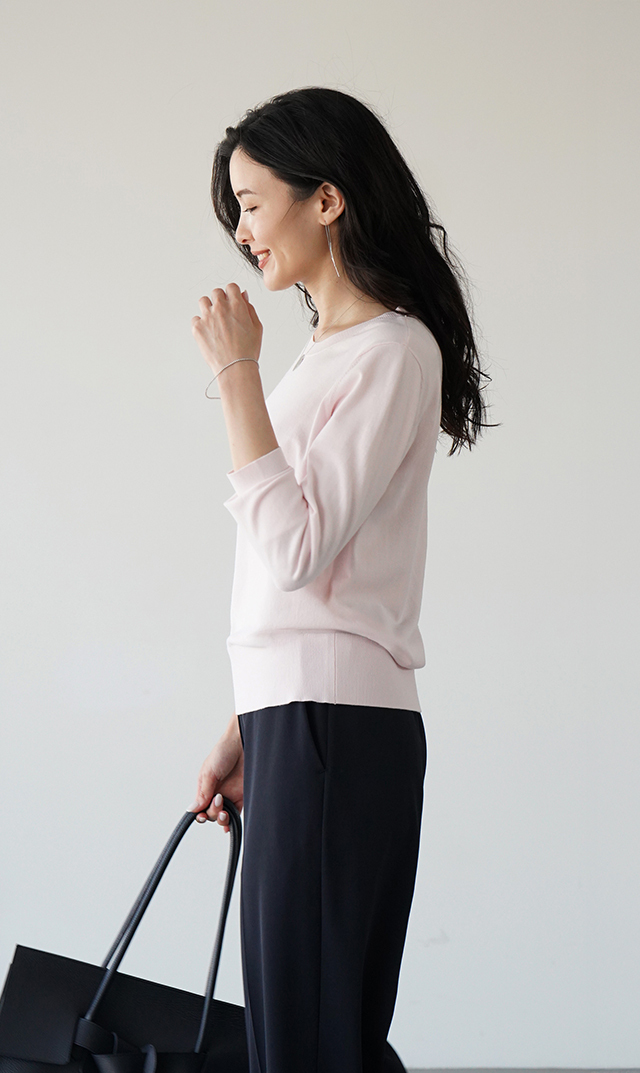 ベイジ今季新品【洗える】JULIE / シルク混カラーブロックタートルニット4 シルク混の美しい表面感としっとりとした優しい風合い、着まわし