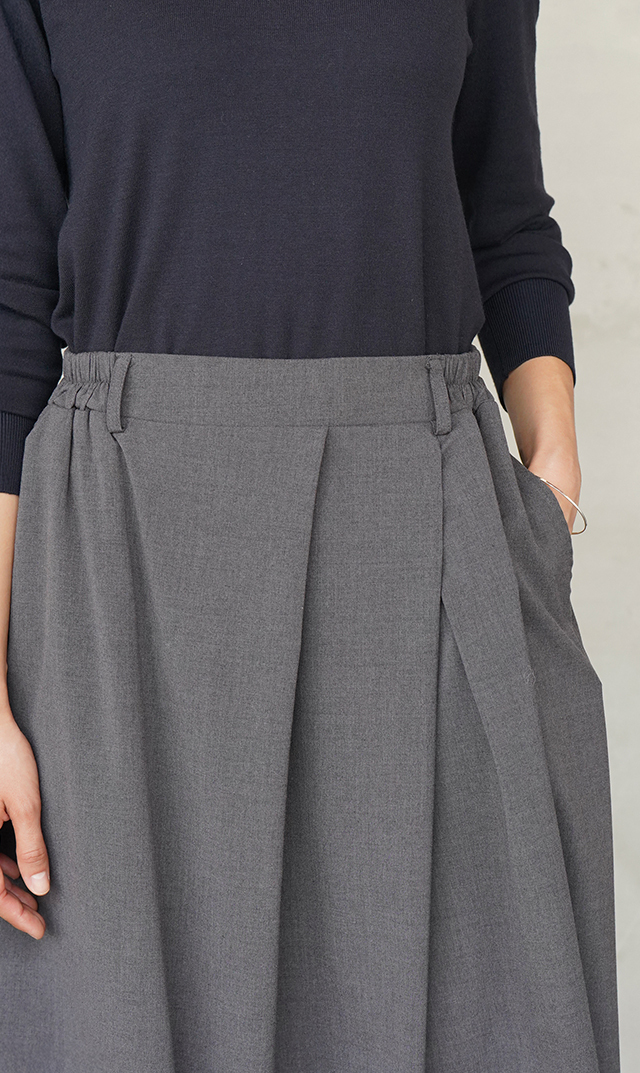 【ヴィリーナ】パロマカーディガン＆スカートセット(オフホワイト×チャコール）