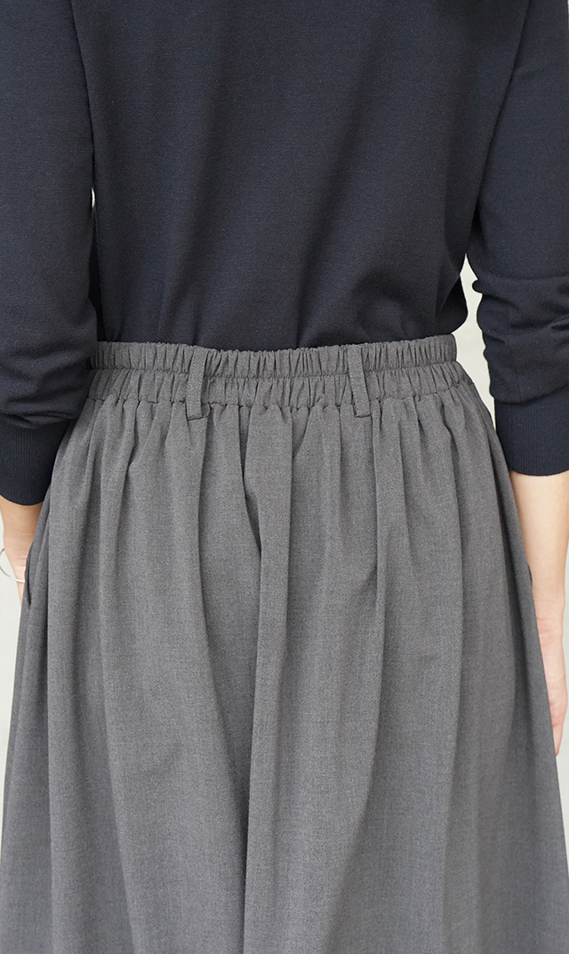 【ヴィリーナ】パロマカーディガン＆スカートセット(オフホワイト×チャコール）