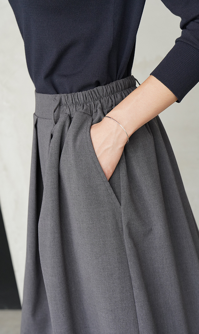 【ヴィリーナ】パロマカーディガン＆スカートセット(オフホワイト×チャコール）