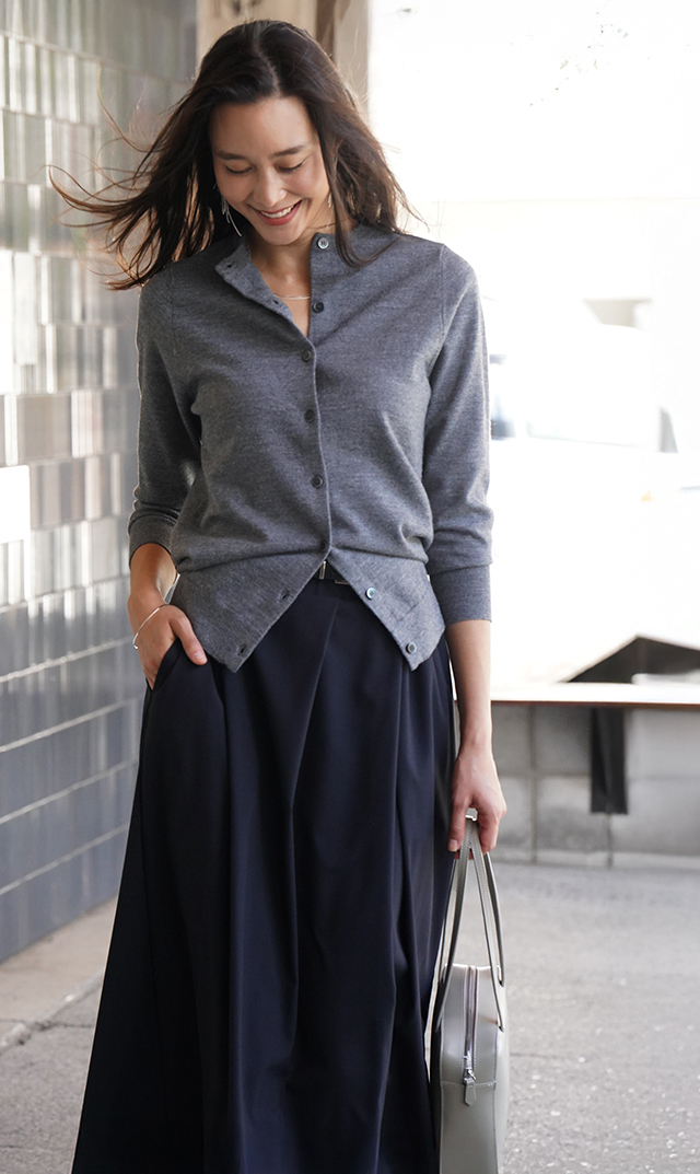 シンプルでいて洗練されたコーディネートが目を惹く “パロマ