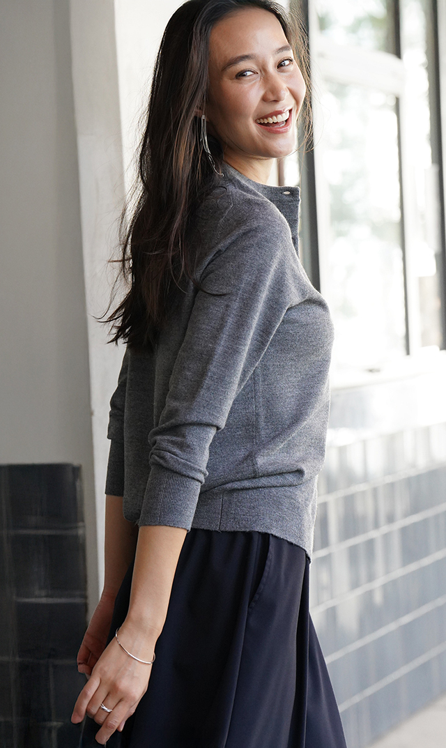 シンプルでいて洗練されたコーディネートが目を惹く “パロマ