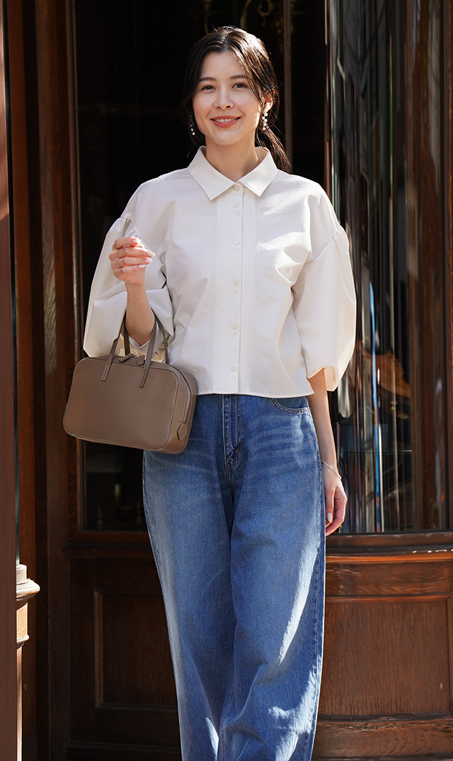 着るだけでサマになるシルエット、女性らしい軽やかさが魅力の