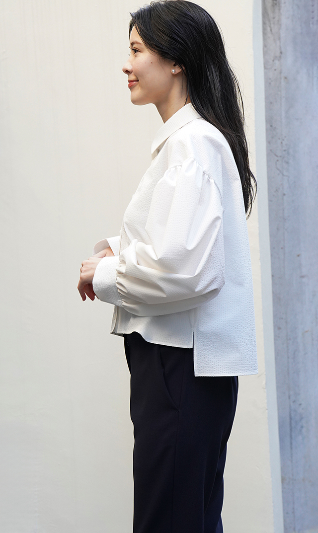 着るだけでサマになるシルエット、女性らしい軽やかさが魅力の