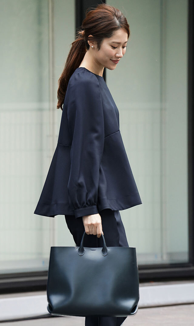 上品に華やぐレース襟と清楚なクルーネックの2way仕様 “襟取り外し可能