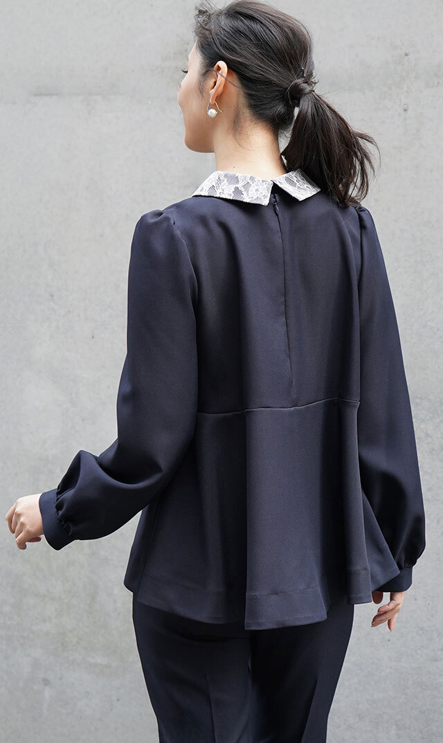 上品に華やぐレース襟と清楚なクルーネックの2way仕様 “襟取り外し可能