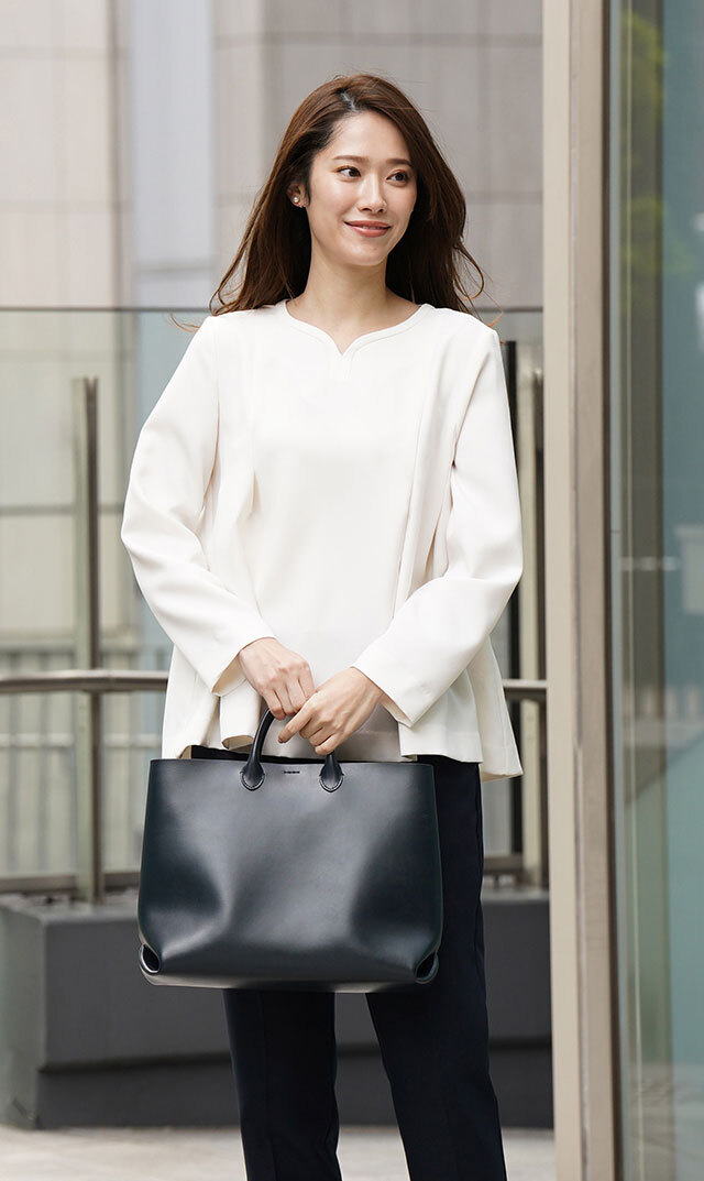 ハートシェイプドネックブラウス黒