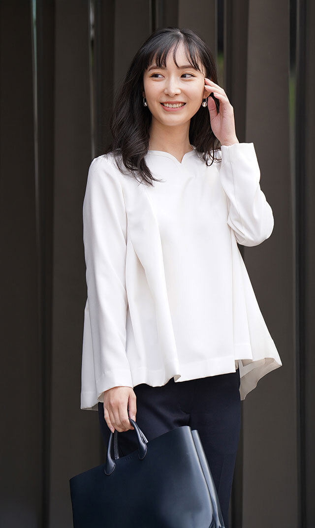 ハートシェイプドネックブラウス黒