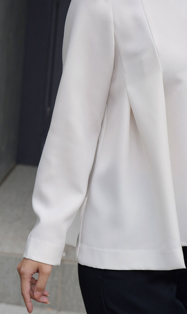 ハートシェイプドネックブラウス黒