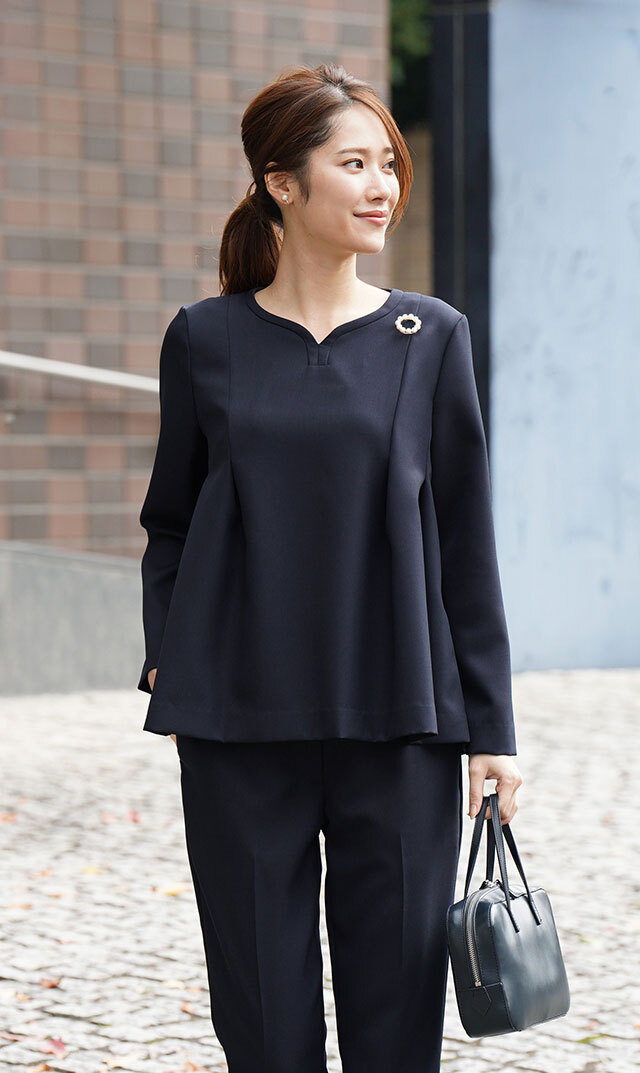 きちんと感と柔らかなフェミニンさを漂わす “ハーブブラウス”が登場！