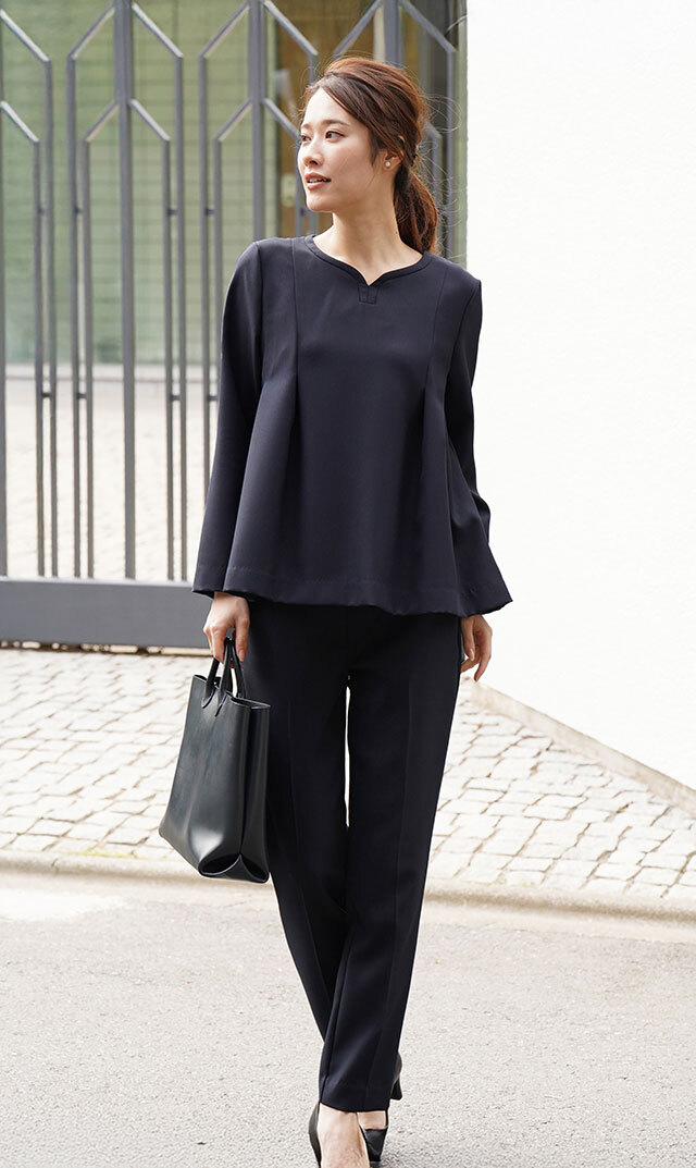 きちんと感と柔らかなフェミニンさを漂わす “ハーブブラウス”が登場！