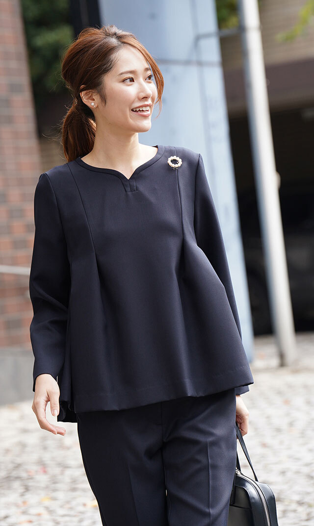 ハートシェイプドネックブラウス紺