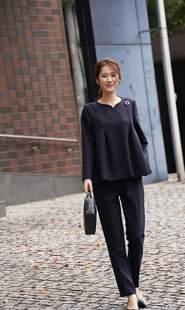 ハートシェイプドネックブラウス紺