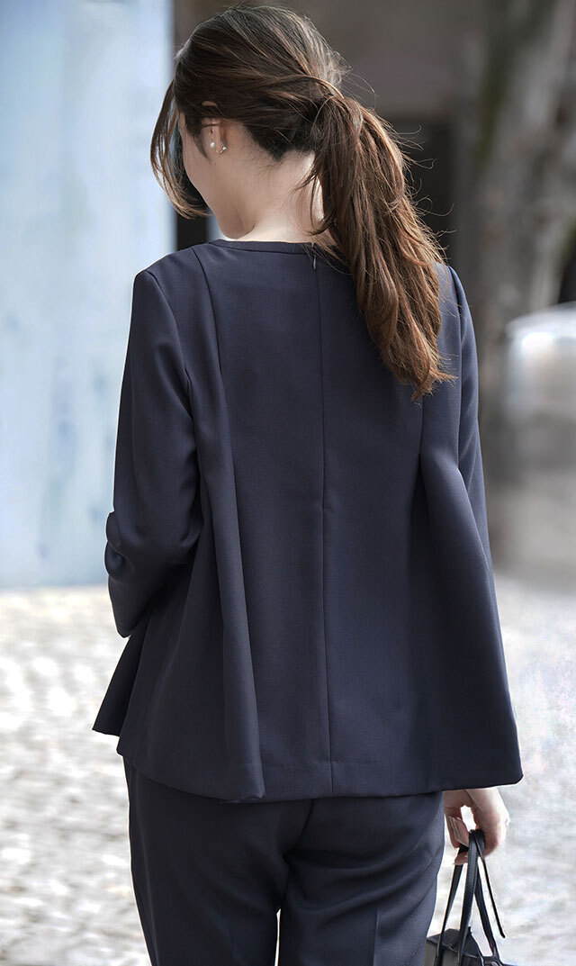 きちんと感と柔らかなフェミニンさを漂わす “ハーブブラウス”が登場！