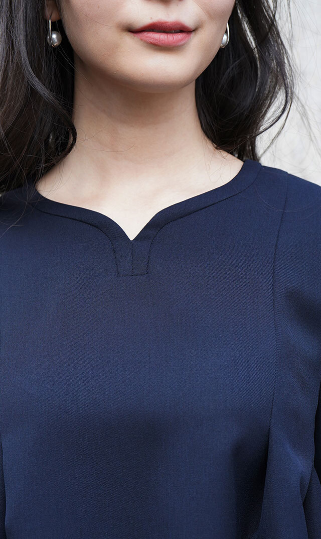 ハートシェイプドネックブラウス紺