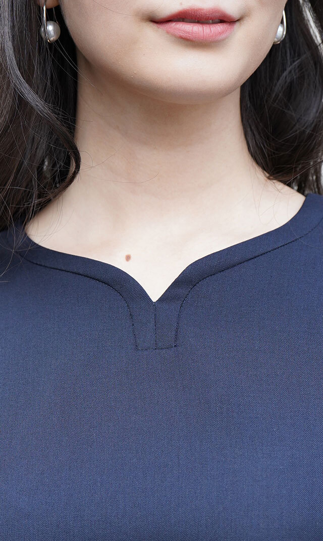 ハートシェイプドネックブラウス紺