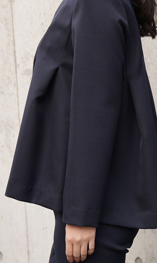 ハートシェイプドネックブラウス紺