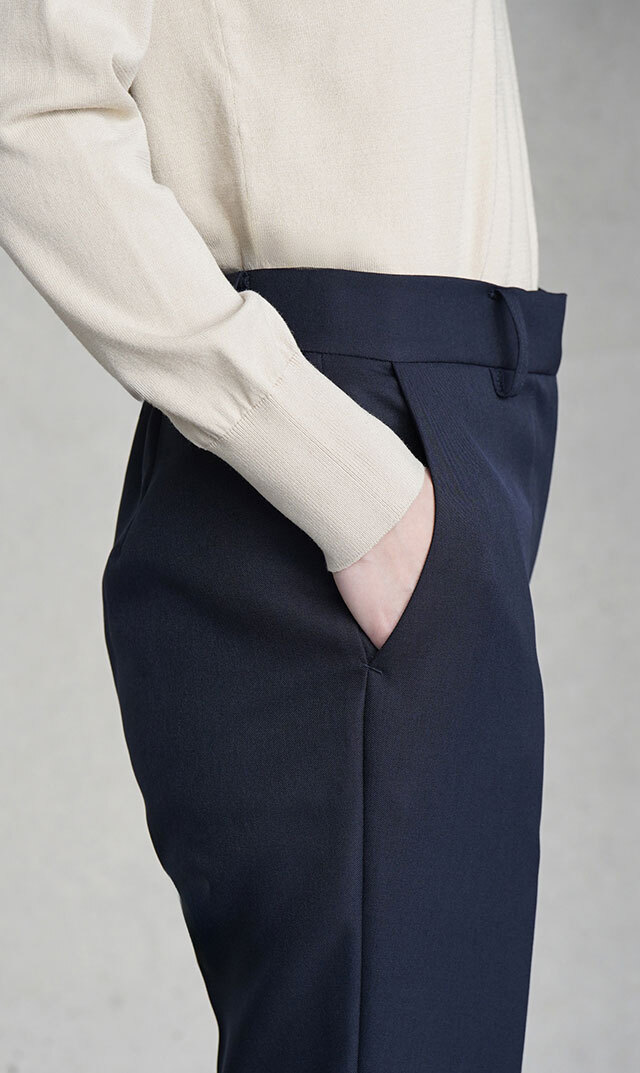 凛とした気配を纏う、やや細身のシルエットでコーディネート力と