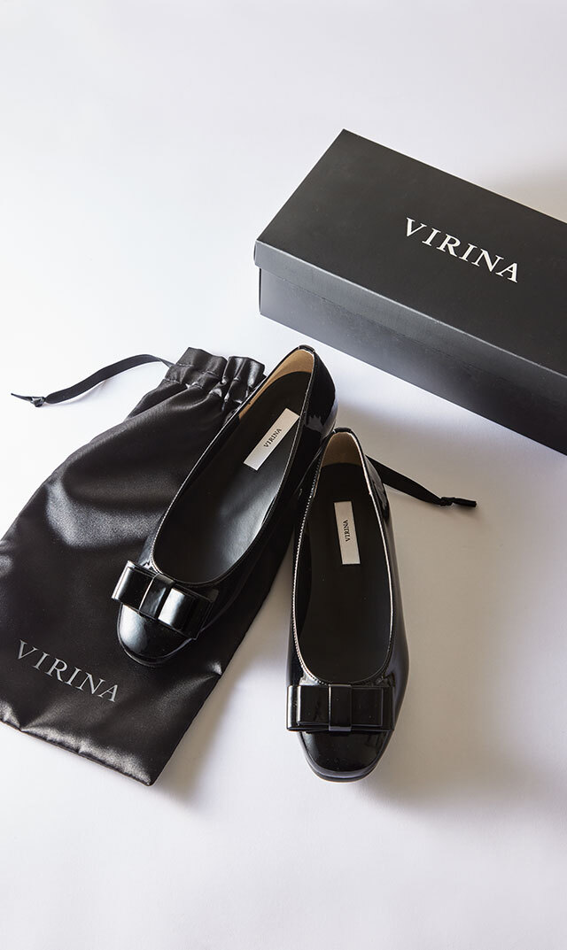 立体的なリボンが華やかなアクセントに映える1足