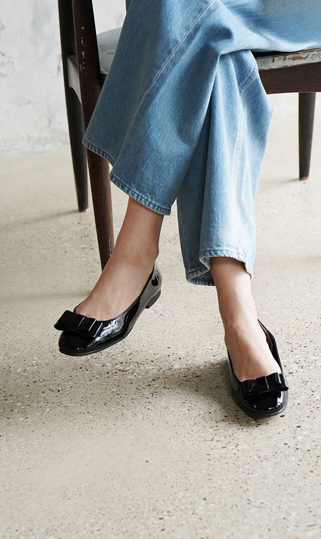 立体的なリボンが華やかなアクセントに映える1足