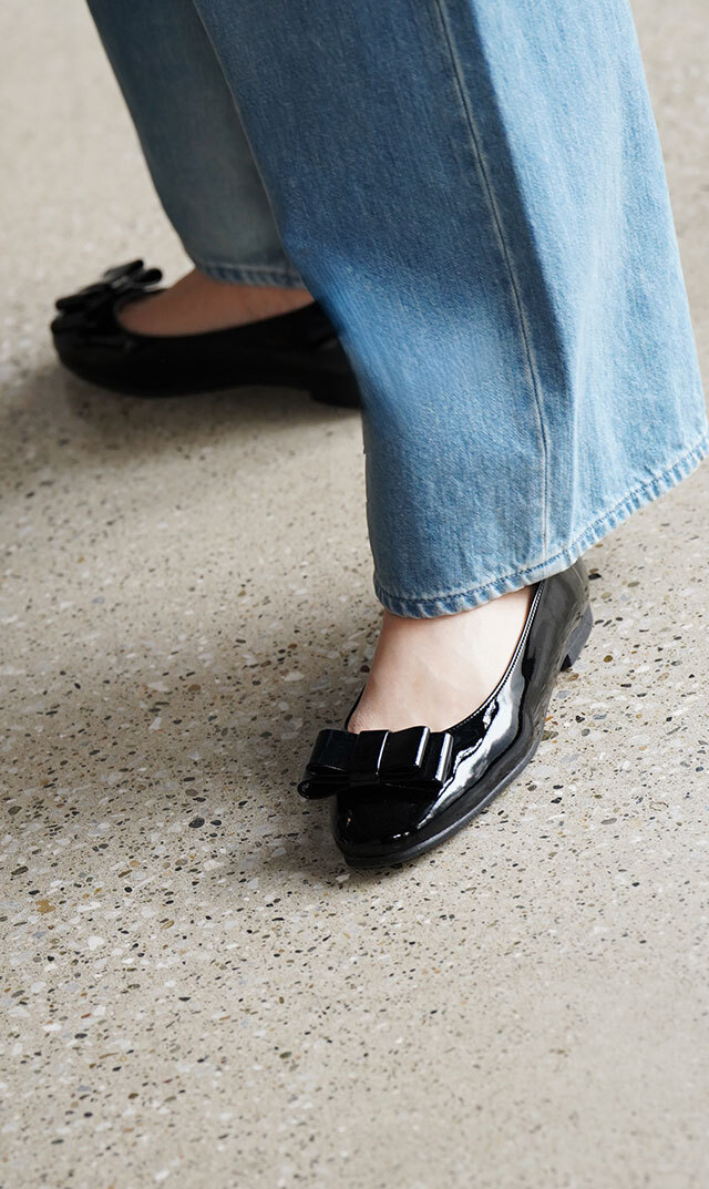 立体的なリボンが華やかなアクセントに映える1足